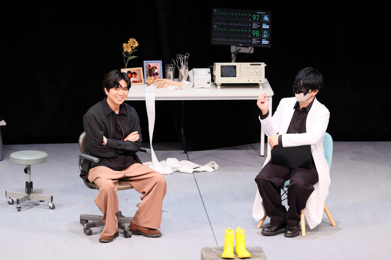 舞台「パルコ・プロデュース2025　『カタシロ～Relive vol．2～』」に出演した加藤シゲアキ（左）（宮川舞子氏撮影）