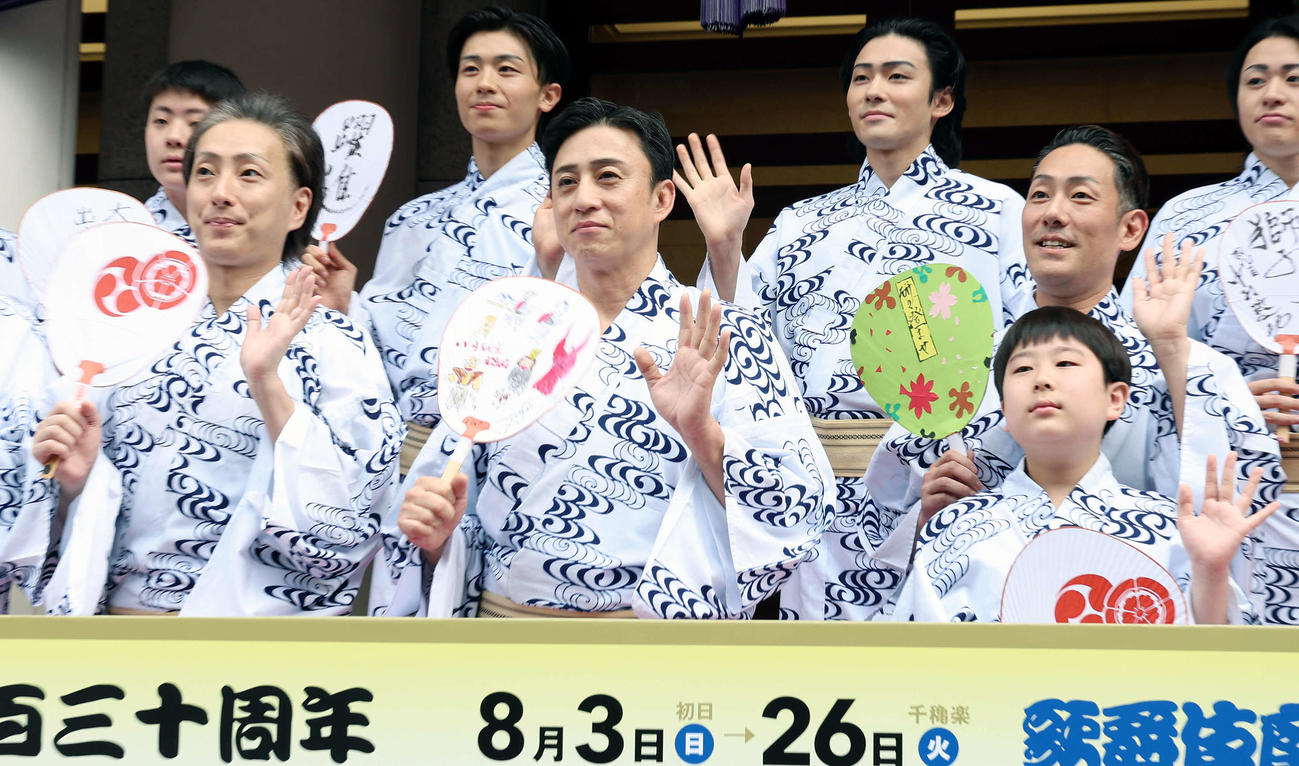 歌舞伎座「八月納涼歌舞伎」初日・劇場前イベントに登壇し、フォトセッションを行った。一列目左から中村七之助、松本幸四郎、中村勘九郎、中村長三郎（撮影・山本朝陽）