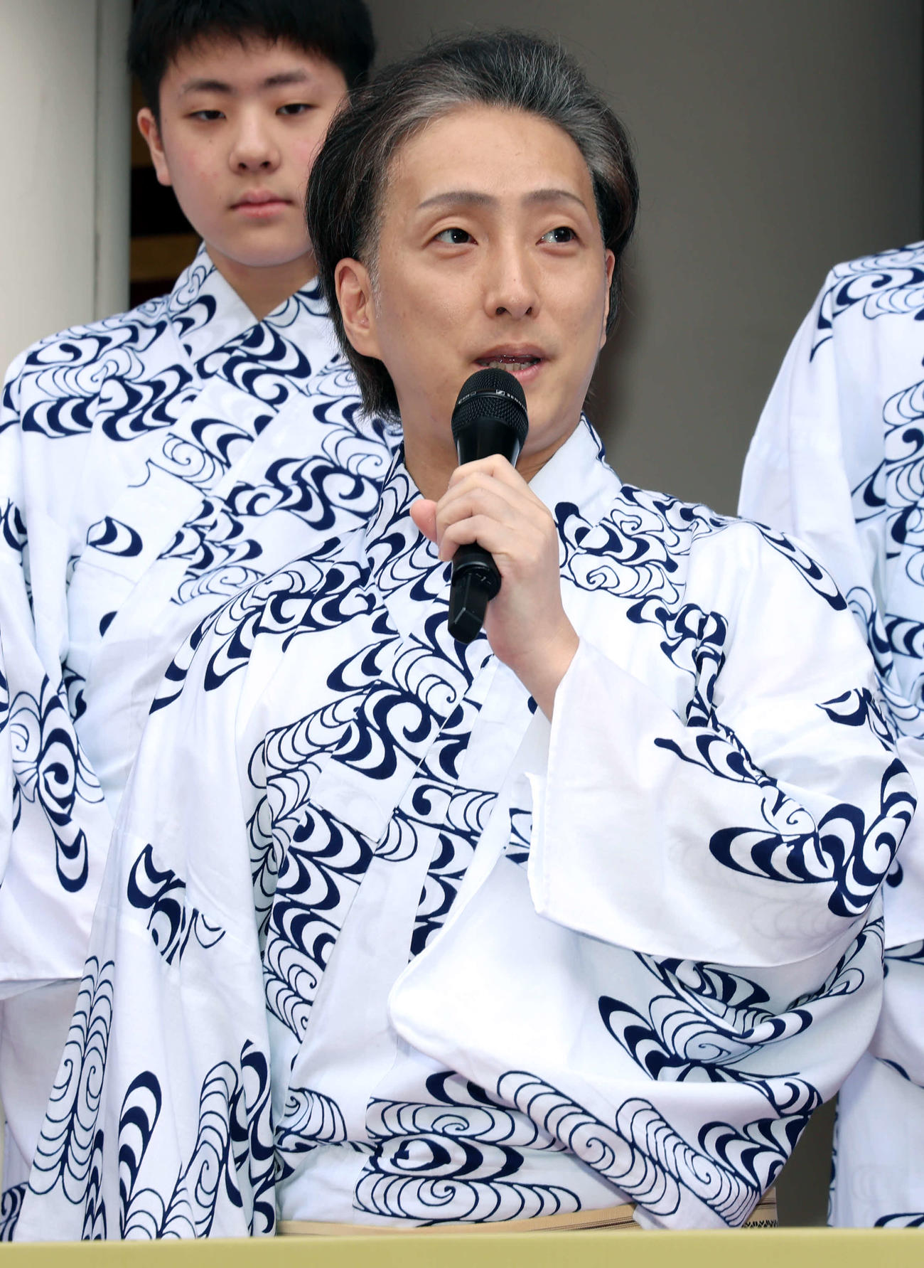 歌舞伎座「八月納涼歌舞伎」初日・劇場前イベントに登壇し、観客にあいさつをする中村七之助（撮影・山本朝陽）