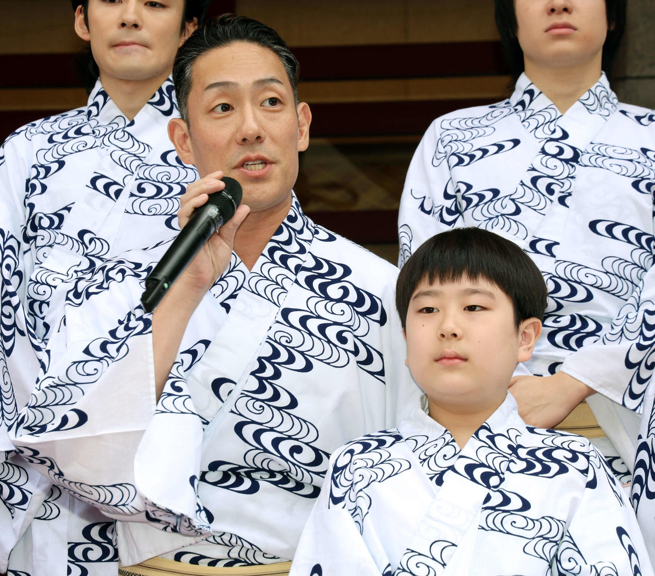 歌舞伎座「八月納涼歌舞伎」初日・劇場前イベントに登壇し、観客にあいさつをする中村勘九郎（左）。右は中村長三郎（撮影・山本朝陽）