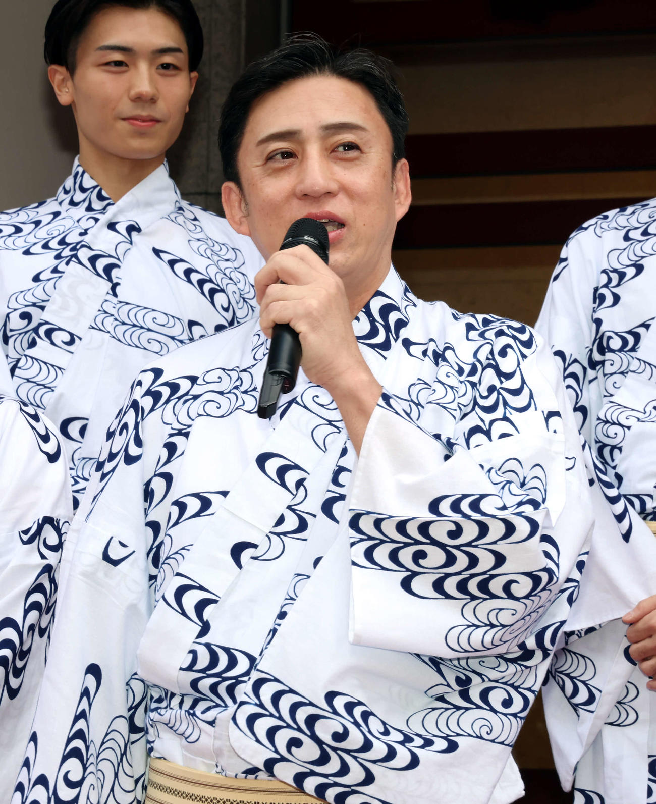 歌舞伎座「八月納涼歌舞伎」初日・劇場前イベントに登壇し、集まった観客にあいさつをする松本幸四郎（撮影・山本朝陽）