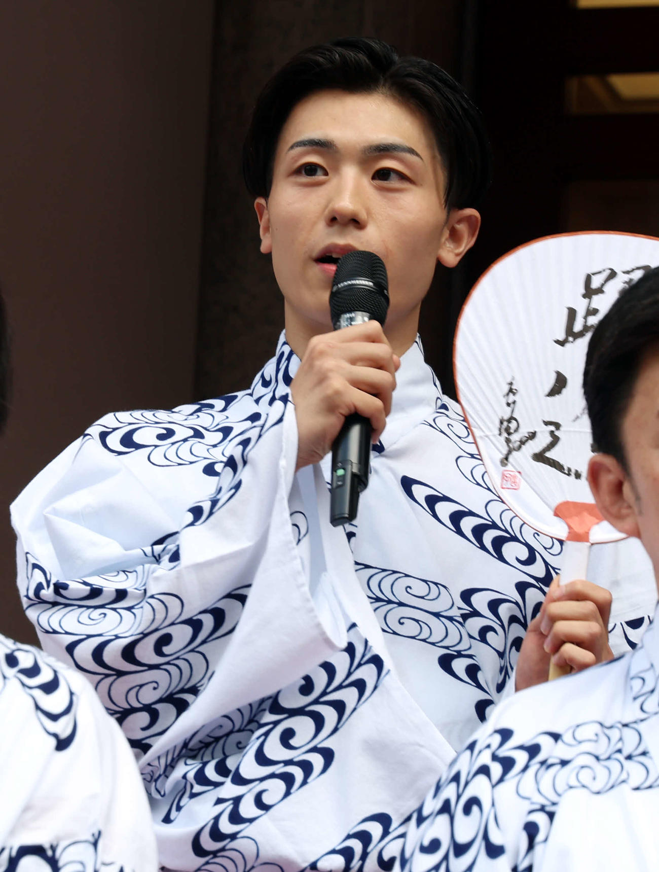 歌舞伎座「八月納涼歌舞伎」初日・劇場前イベントに登壇し、観客にあいさつをする市川團子（撮影・山本朝陽）