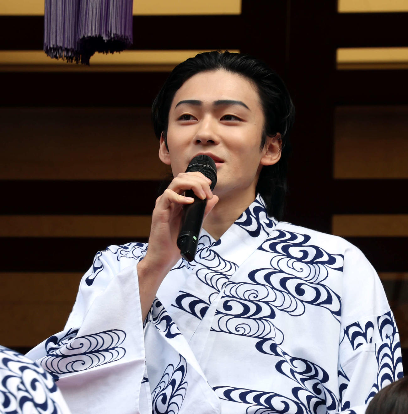 歌舞伎座「八月納涼歌舞伎」初日・劇場前イベントに登壇し、あいさつをする市川染五郎（撮影・山本朝陽）
