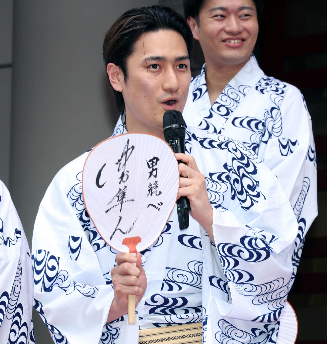 歌舞伎座「八月納涼歌舞伎」初日・劇場前イベントに登壇し、観客にあいさつをする中村隼人（撮影・山本朝陽）