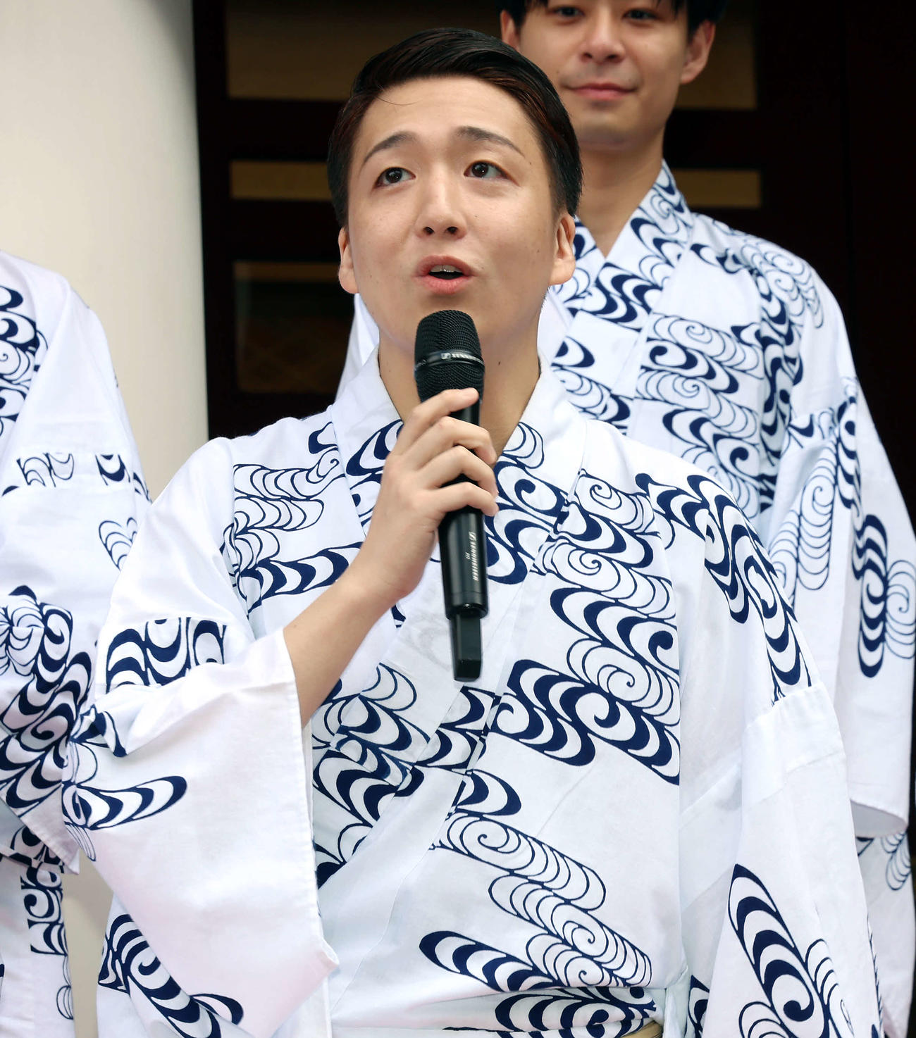 歌舞伎座「八月納涼歌舞伎」初日・劇場前イベントに登壇し、観客にあいさつをする中村米吉（撮影・山本朝陽）