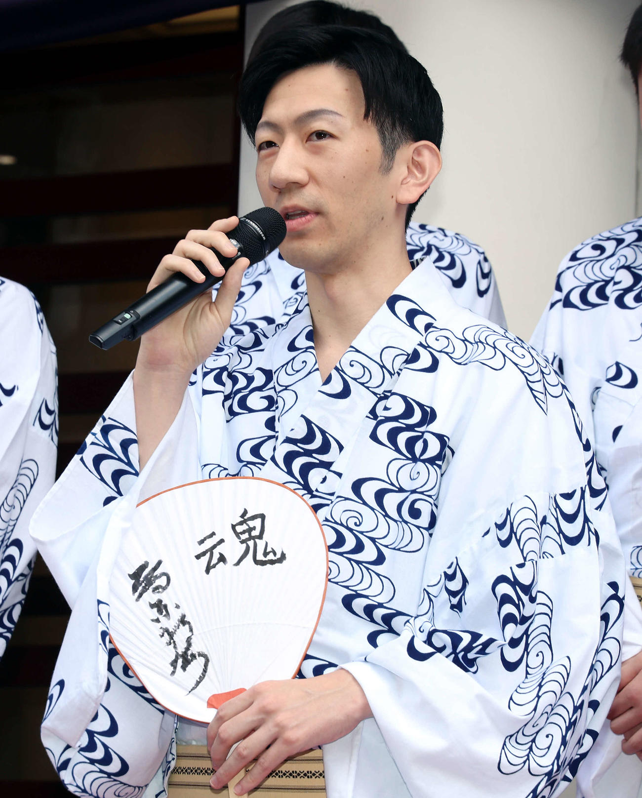 歌舞伎座「八月納涼歌舞伎」初日・劇場前イベントに登壇し、あいさつをする坂東新悟（撮影・山本朝陽）