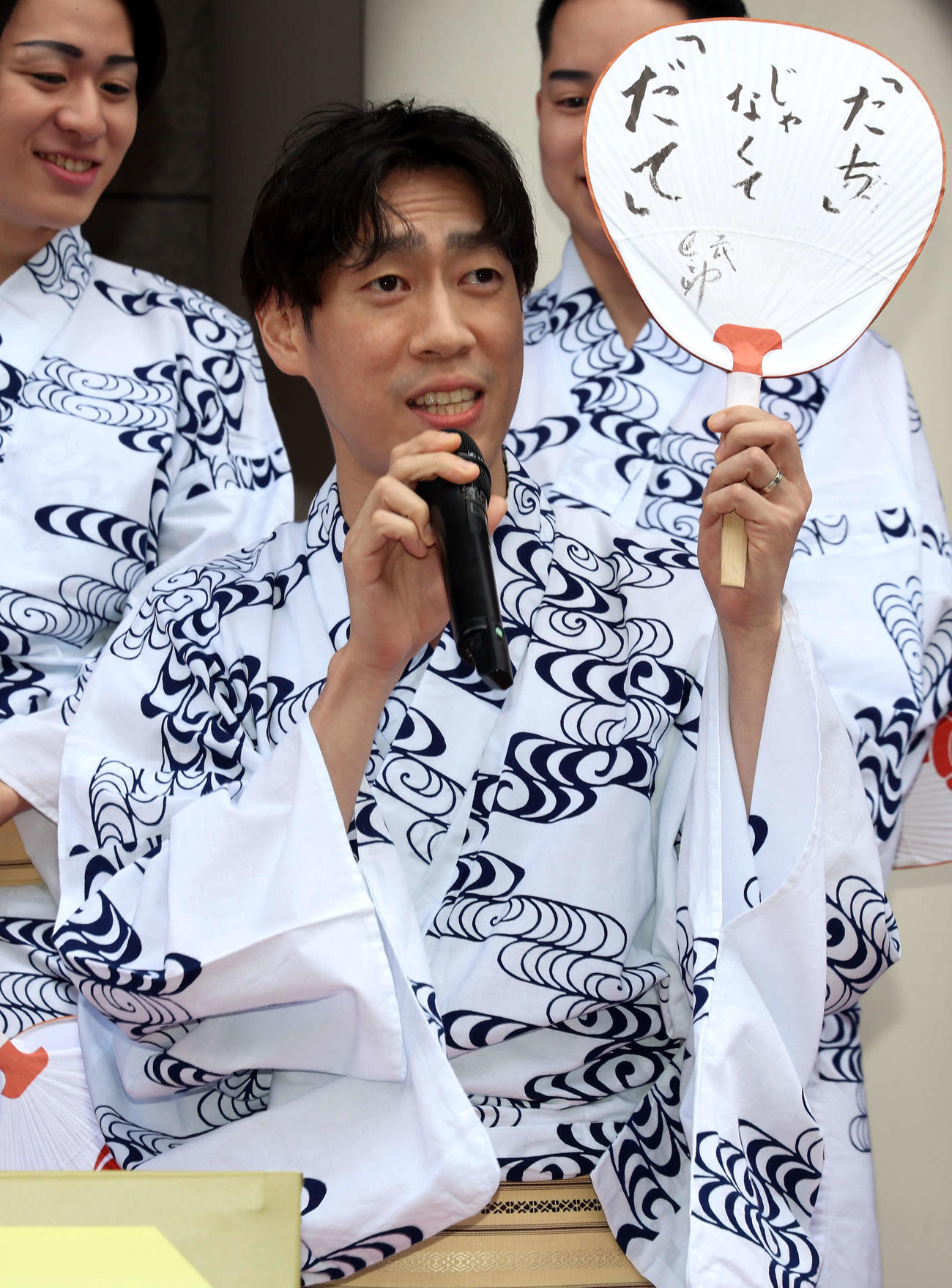 歌舞伎座「八月納涼歌舞伎」初日・劇場前イベントに登壇し、観客にあいさつをする坂東巳之助（撮影・山本朝陽）