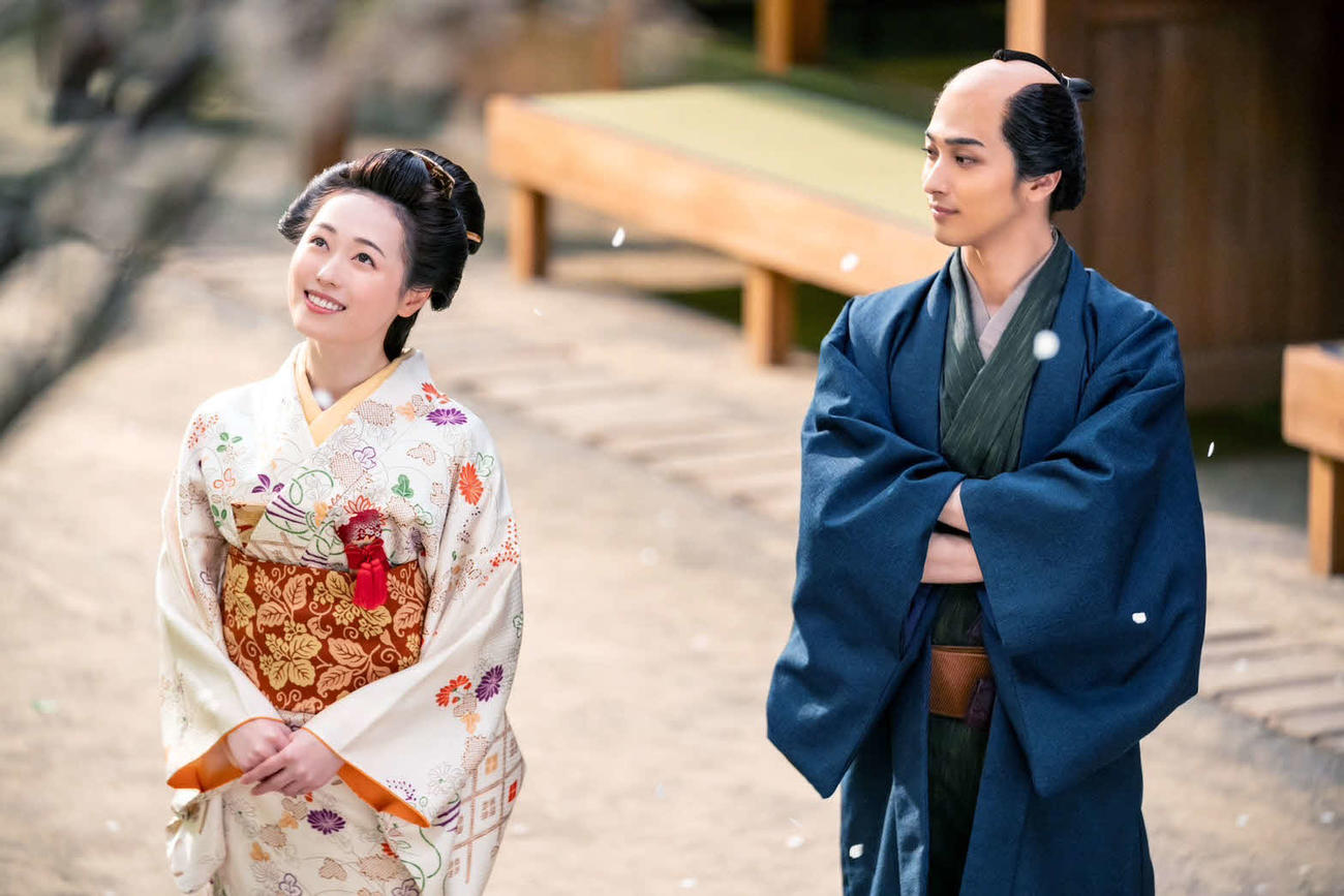 NHK大河ドラマ「べらぼう～蔦重栄華乃夢噺～」で花魁の誰袖を演じる福原遥（左）