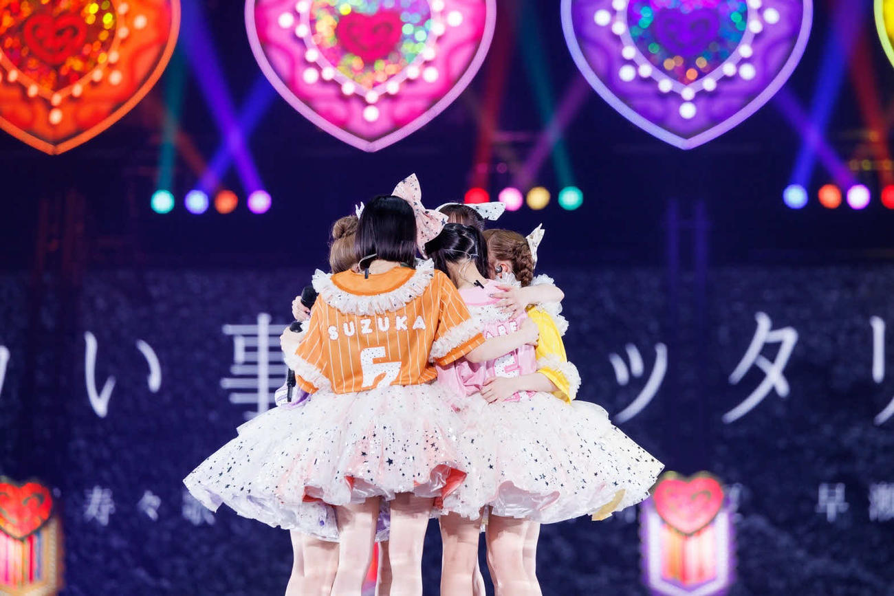 3周年記念ライブの千秋楽公演で初の東京ドーム公演開催が発表され、抱き合って喜ぶFRUITS ZIPPER（ヨシモリユウナ氏撮影）