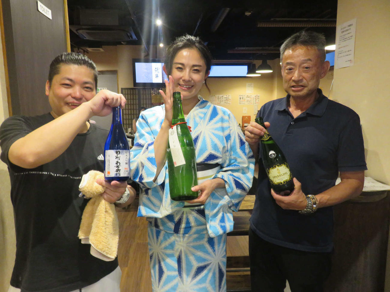 日本酒イベントを開いた女優白須慶子（中）。左はみなしげの小林竜介社長、右は太冠酒造の大澤慶暢社長
