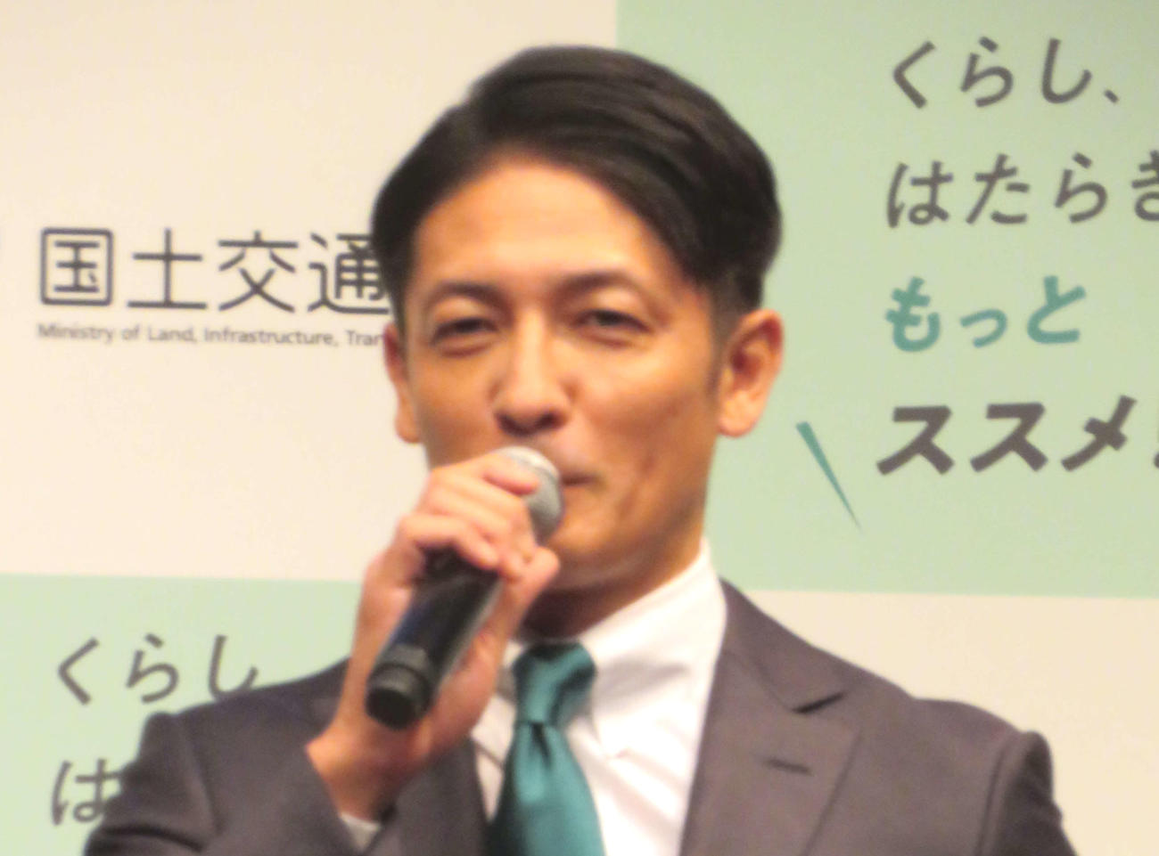 厚生労働省の「働き方改革」新PR動画発表会で書道に出席した玉木宏（撮影・村上幸将）