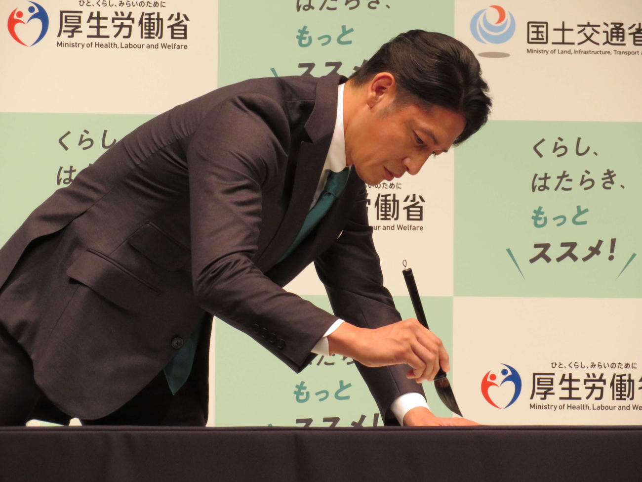 厚生労働省の「働き方改革」新PR動画発表会で書道に挑戦した玉木宏（撮影・村上幸将）