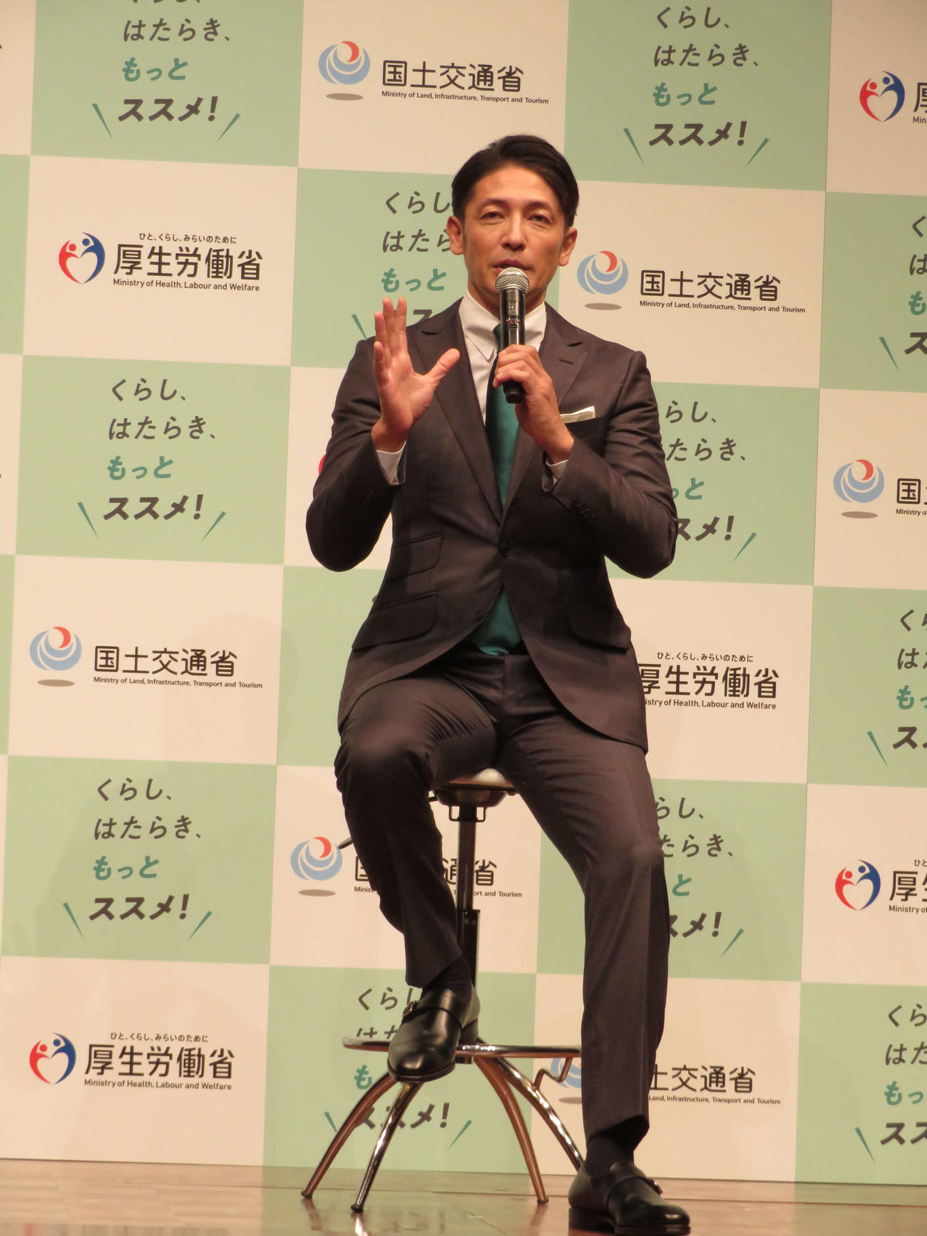 厚生労働省の「働き方改革」新PR動画発表会で書道に出席した玉木宏（撮影・村上幸将）