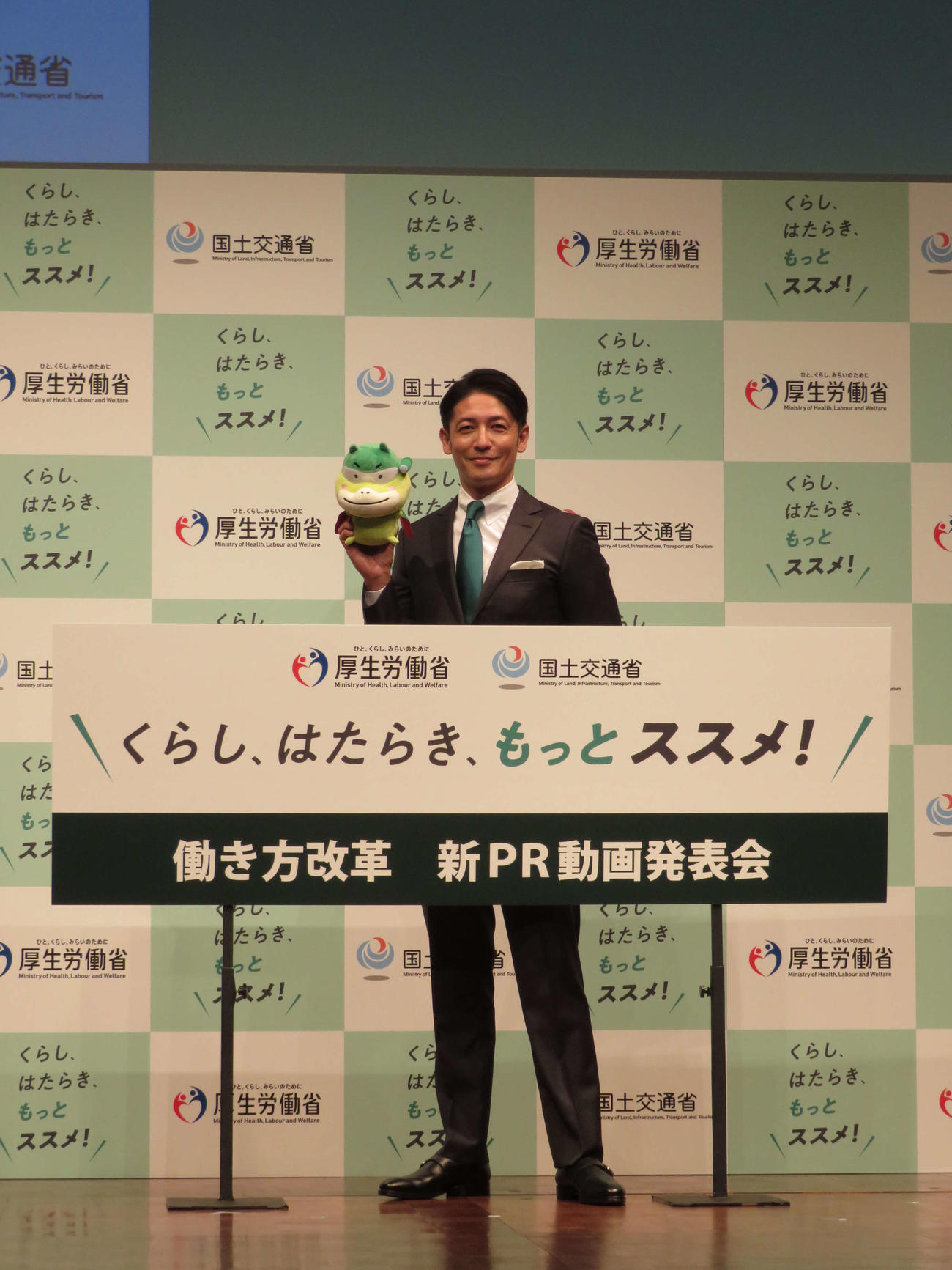 厚生労働省の「働き方改革」新PR動画発表会で書道に出席した玉木宏（撮影・村上幸将）