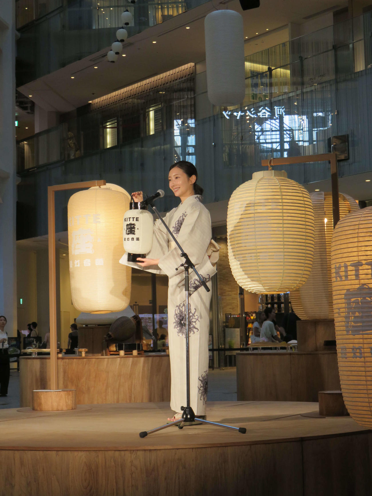 「KITTE座　提灯初踊り」に登場した波瑠