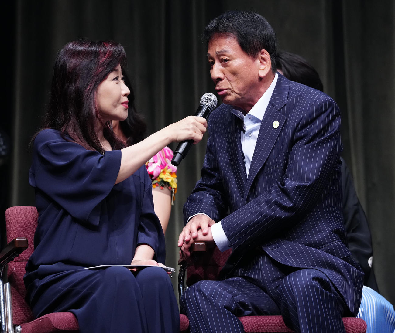 「知って、健康デー2025in浅草」のトークセッションに臨む杉良太郎（右）と伍代夏子（撮影・鈴木みどり）