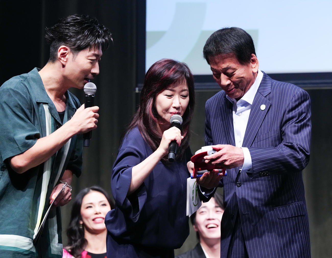 「知って、健康デー2025in浅草」で杉良太郎（右）の握力を確認する伍代夏子（中央）とEXILE MAKIDAI（撮影・鈴木みどり）
