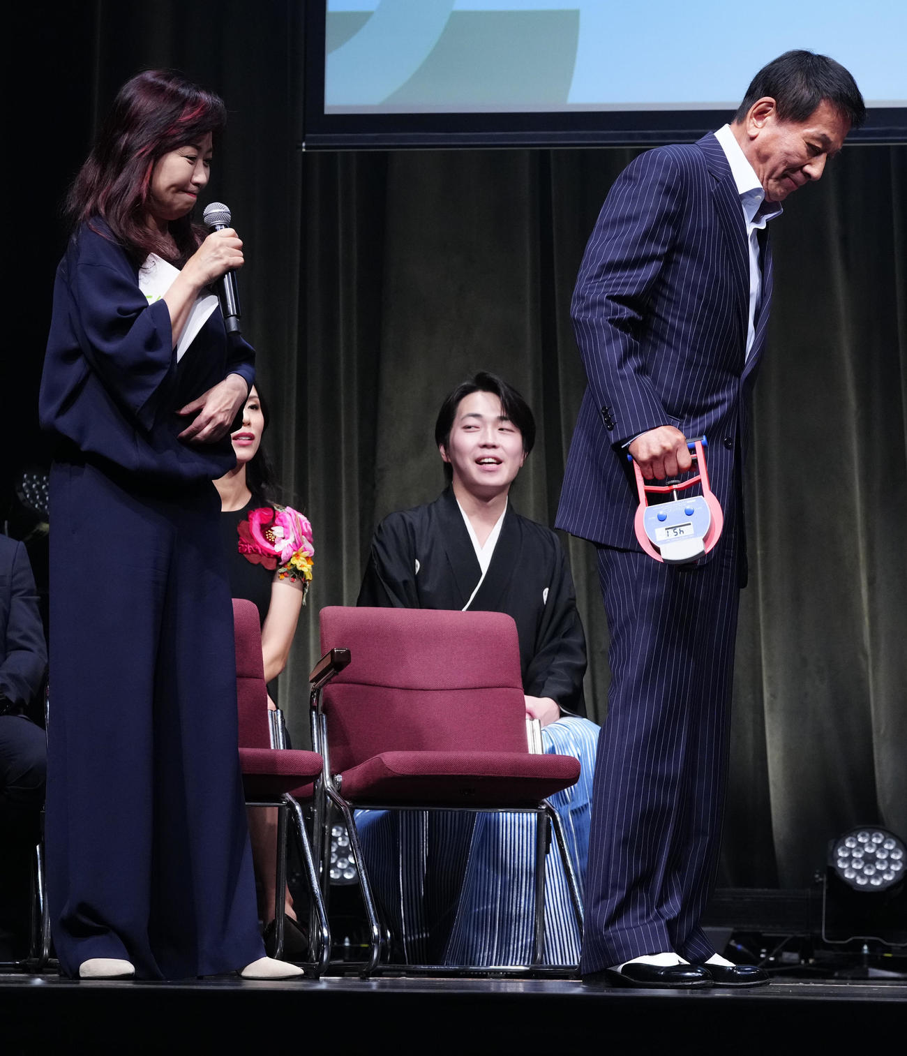 「知って、健康デー2025in浅草」で握力を測定する杉良太郎。左は伍代夏子（撮影・鈴木みどり）