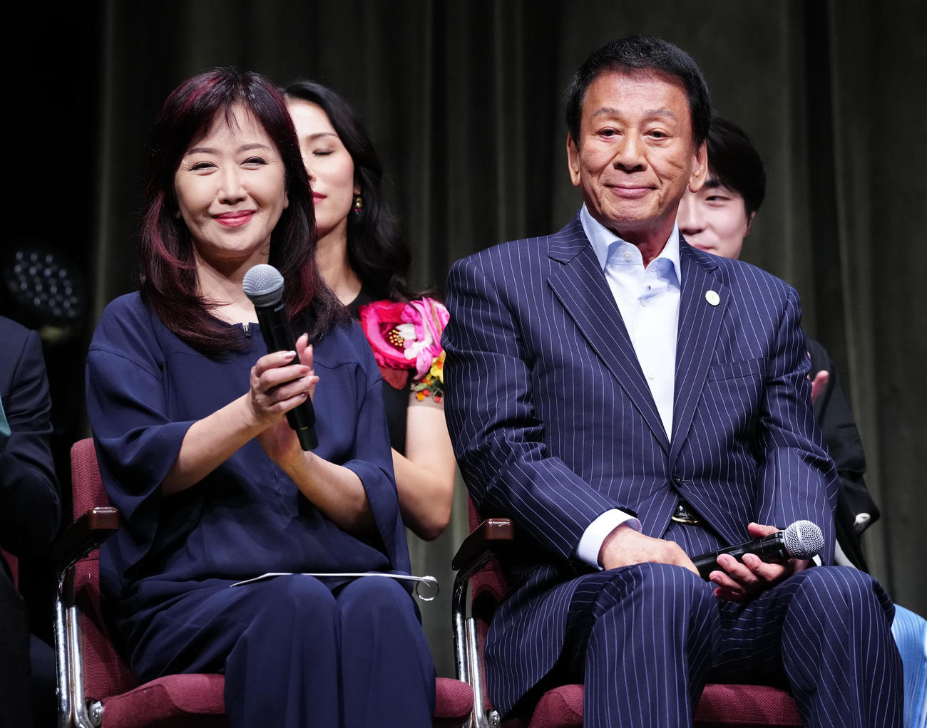 「知って、健康デー2025in浅草」のトークセッションに臨む杉良太郎（右）と伍代夏子（撮影・鈴木みどり）