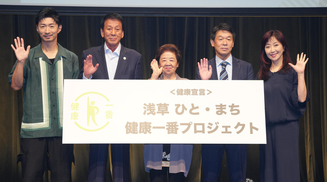 「知って、健康デー2025in浅草」のフォトセッションに納まる、左からEXILE MAKIDAI、杉良太郎、冨永照子氏、西川豊史氏、伍代夏子（撮影・鈴木みどり）