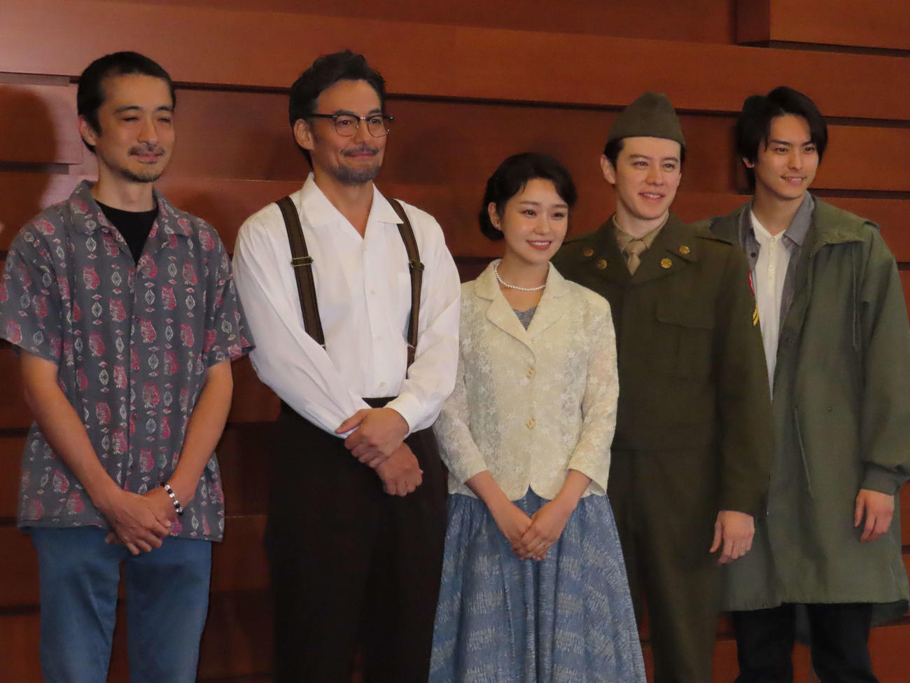 公開舞台稽古を前に取材に応じた、左から演出の日澤雄介さん、山口馬木也、奈緒、ウエンツ瑛士、高野洸