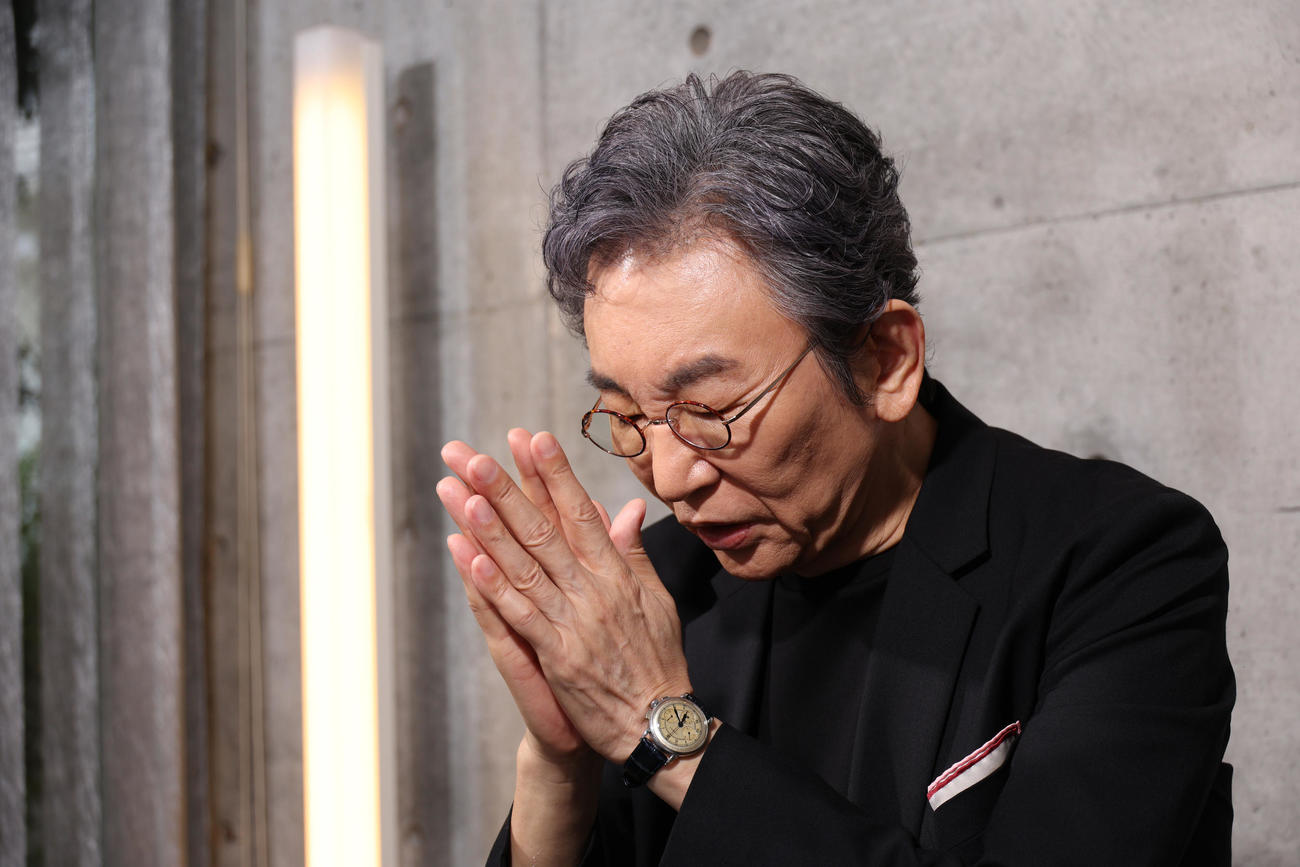 立大キャンパス内にある「長嶋茂雄氏顕彰モニュメント」前で手を合わせたことを語る古舘伊知郎（撮影・中島郁夫）