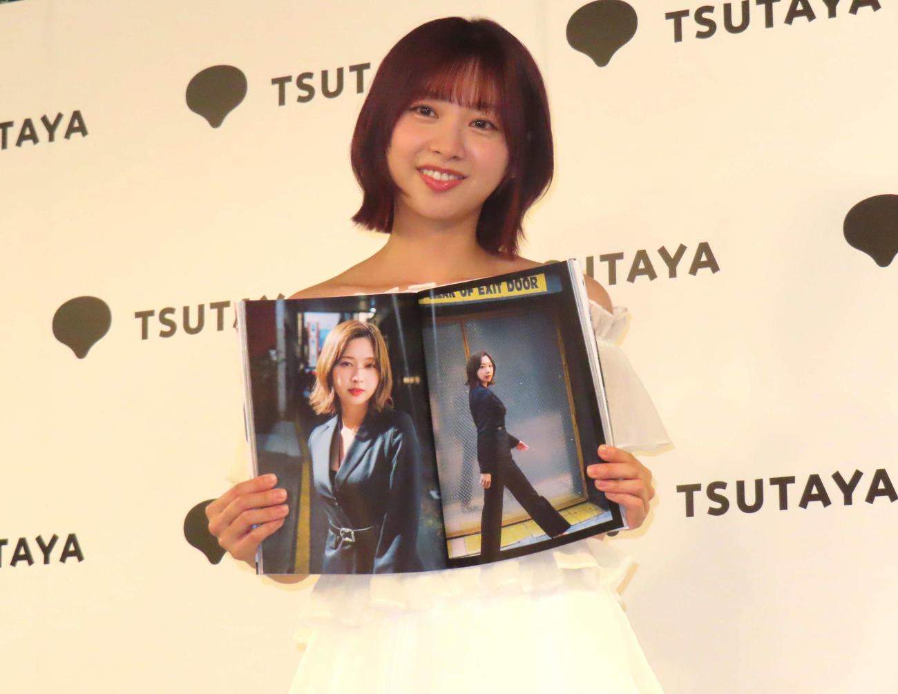 ファースト写真集「鈴花サーキット」お気に入りページを見せる日向坂46富田鈴花