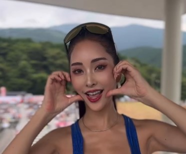 レースクイーン南真琴、夏コス姿でほっぺハート「綺麗でかっこいい