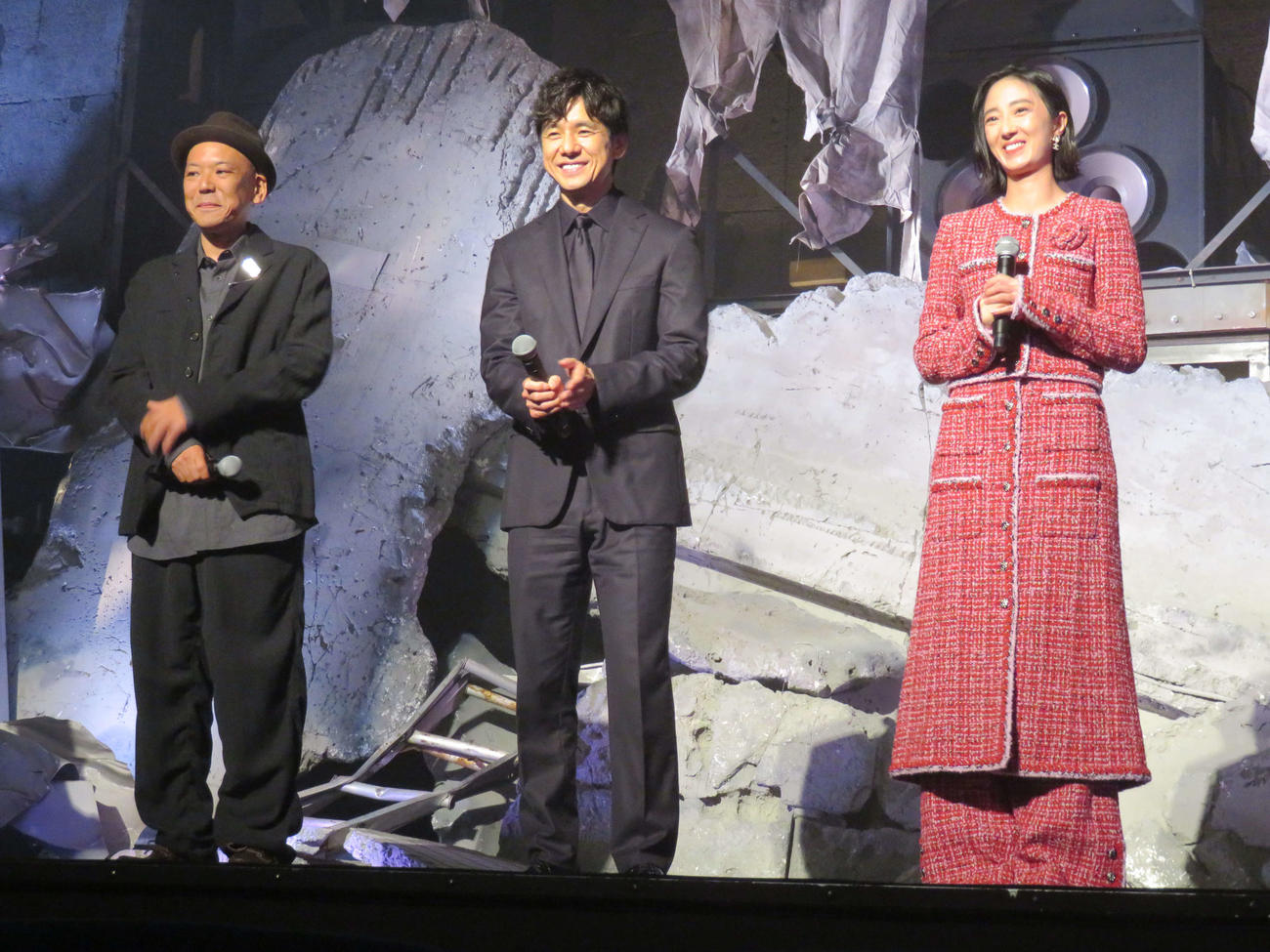 映画「Dear Stranger／ディア・ストレンジャー」完成報告会見に登壇した、左から真利子哲也監督、西島秀俊、グイ・ルンメイ（撮影・村上幸将）