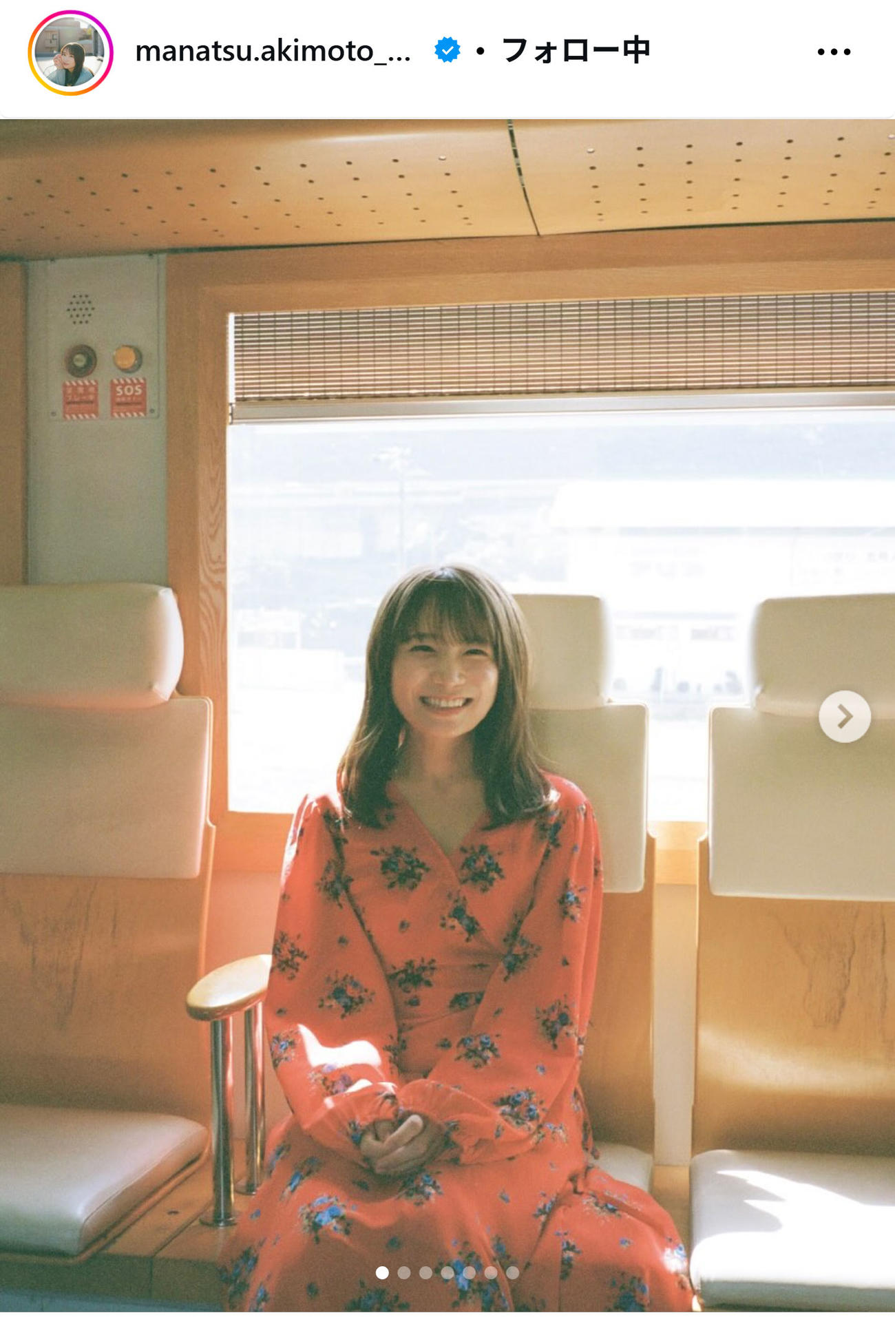 ワンピース姿で笑顔の秋元真夏（インスタグラムから）