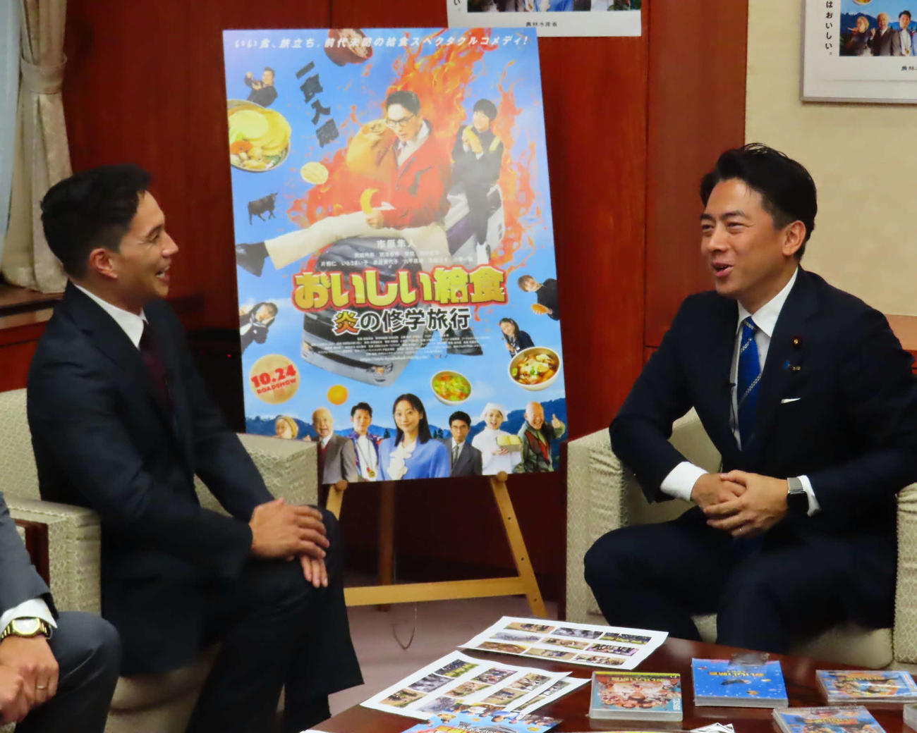 談笑する市原隼人（左）と小泉進次郎農相