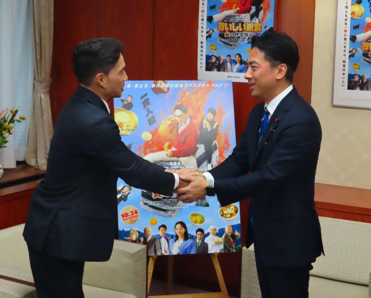 握手を交わす市原隼人（左）と小泉進次郎農相