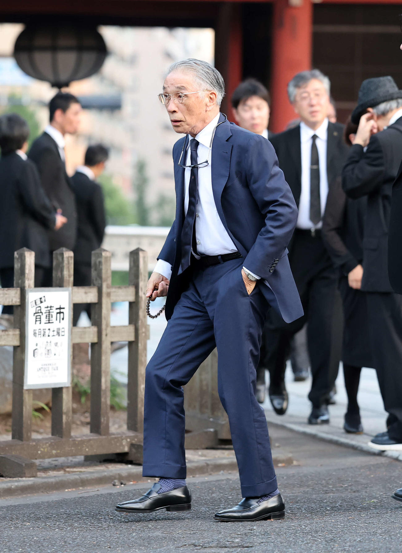 ケイダッシュ川村龍夫代表取締役会長の通夜に訪れた堺正章（撮影・鈴木正人）