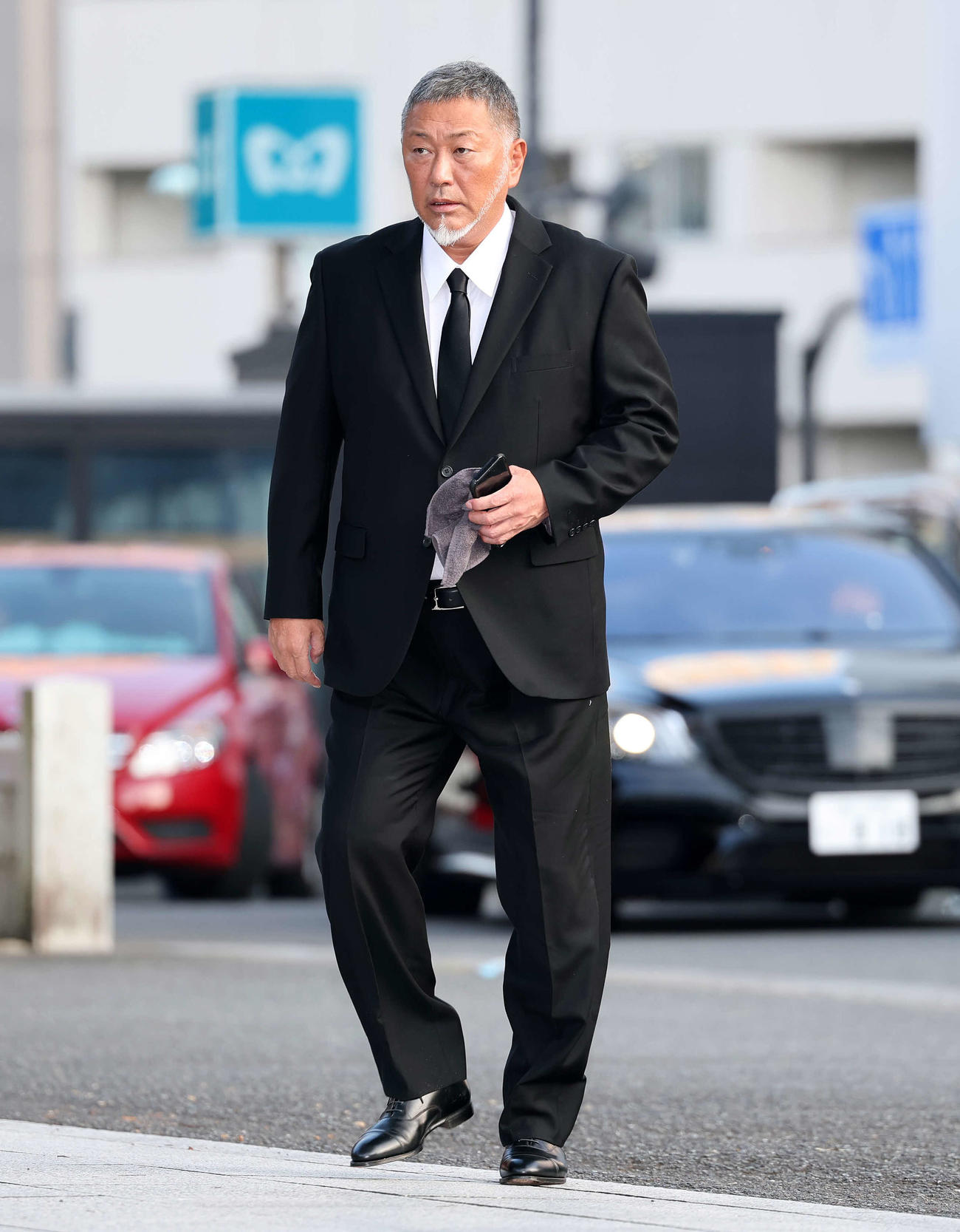 ケイダッシュ川村龍夫代表取締役会長の通夜に訪れた清原氏（撮影・鈴木正人）