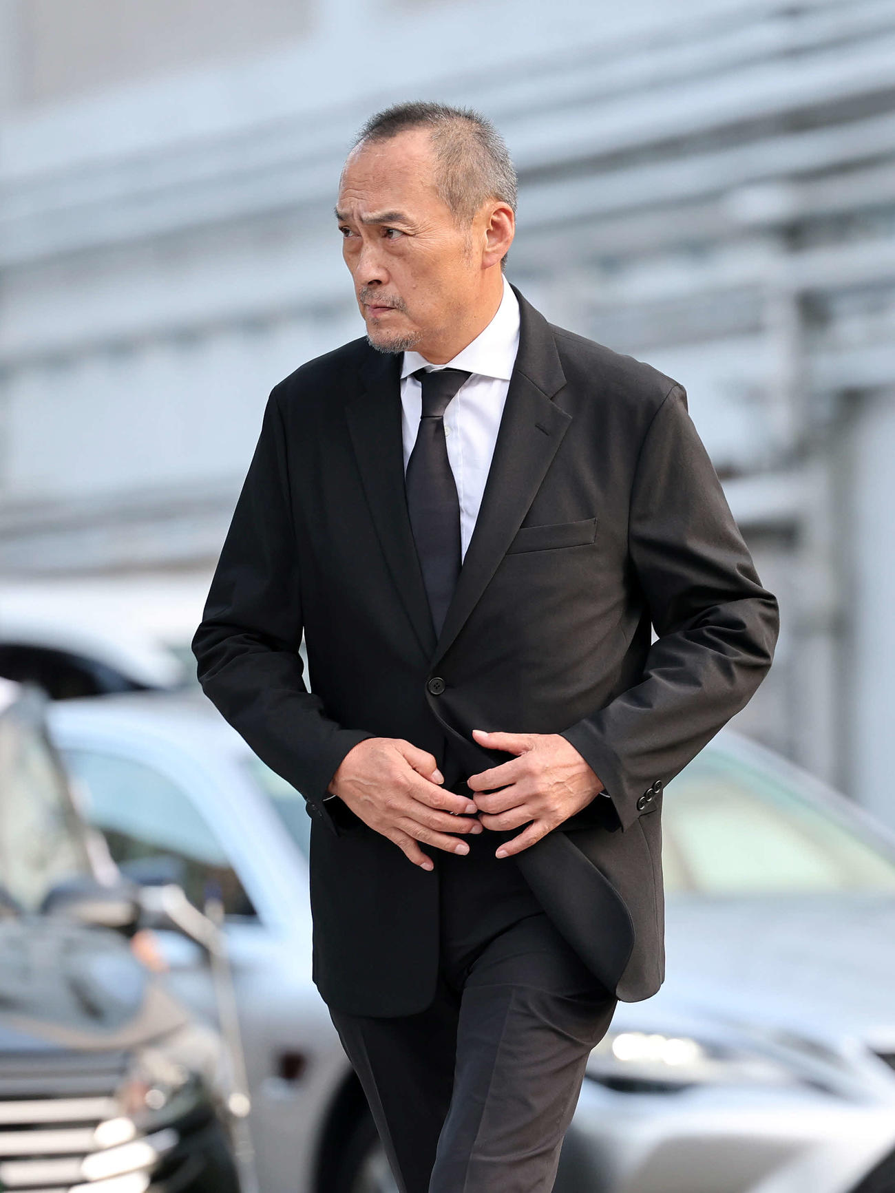ケイダッシュ川村龍夫代表取締役会長の通夜に訪れた渡辺謙（撮影・鈴木正人）