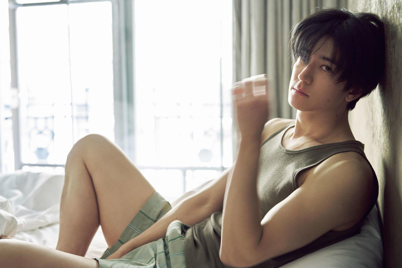 Hey！Say！JUMP中島裕翔のファースト写真集「Hue I am」収録カット（干田哲平氏撮影）