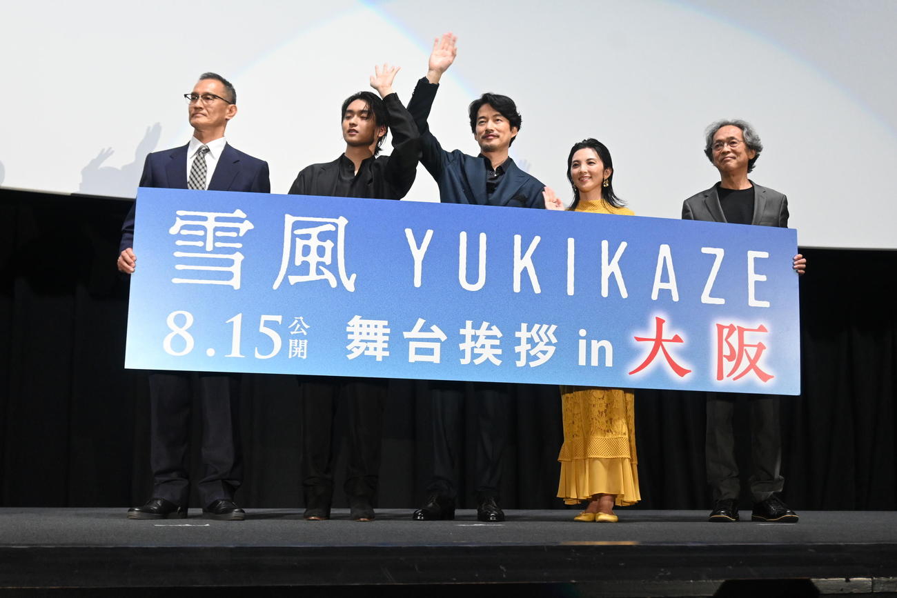 大阪市内で主演映画「雪風　YUKIKAZE」の先行上映会に登壇した左から山田敏久監督、奥平大兼、竹野内豊、田中麗奈、脚本を担当した長谷川康夫氏（撮影・松浦隆司）