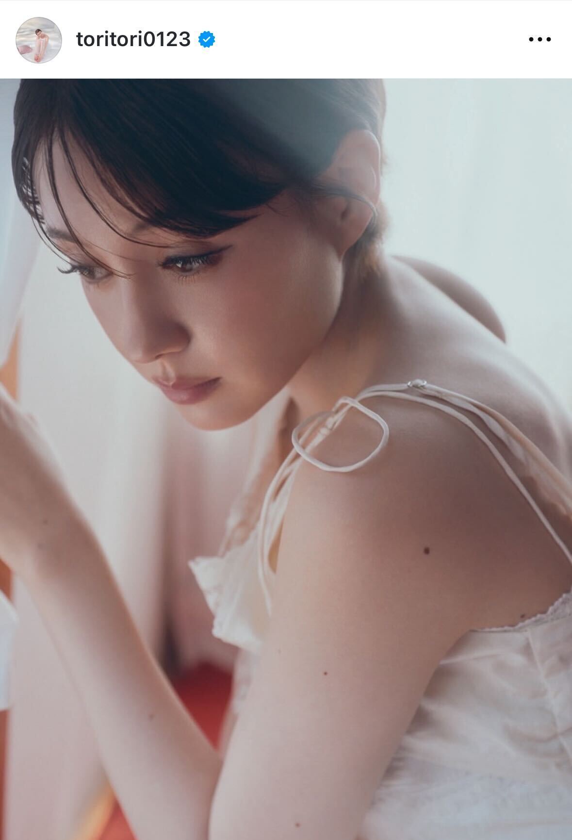 白いワンピース姿のオフショット（トリンドル玲奈のインスタグラムから）