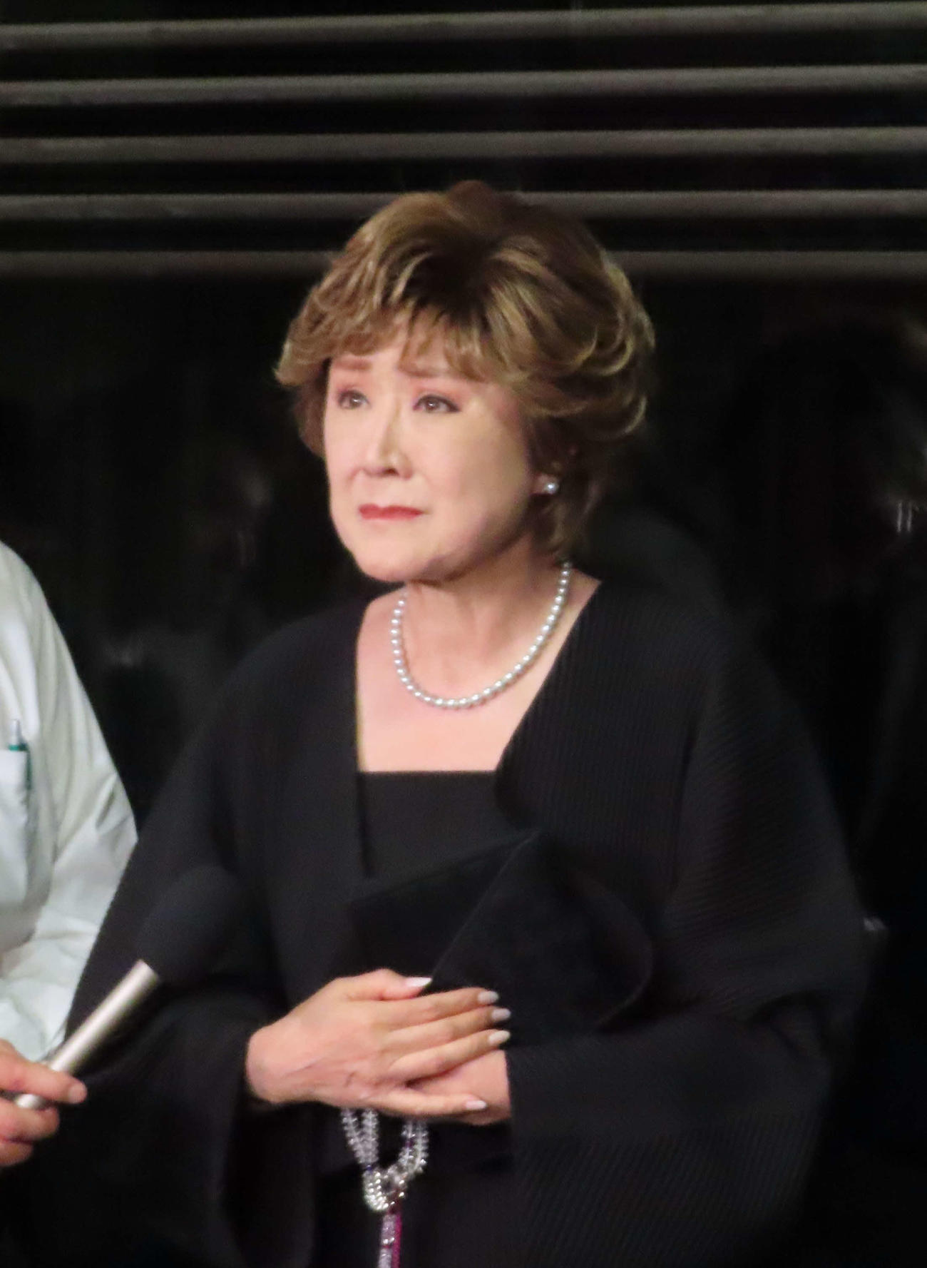 ケイダッシュ川村龍夫代表取締役会長の通夜に訪れ、取材に応じた小林幸子（撮影・寺本吏輝）