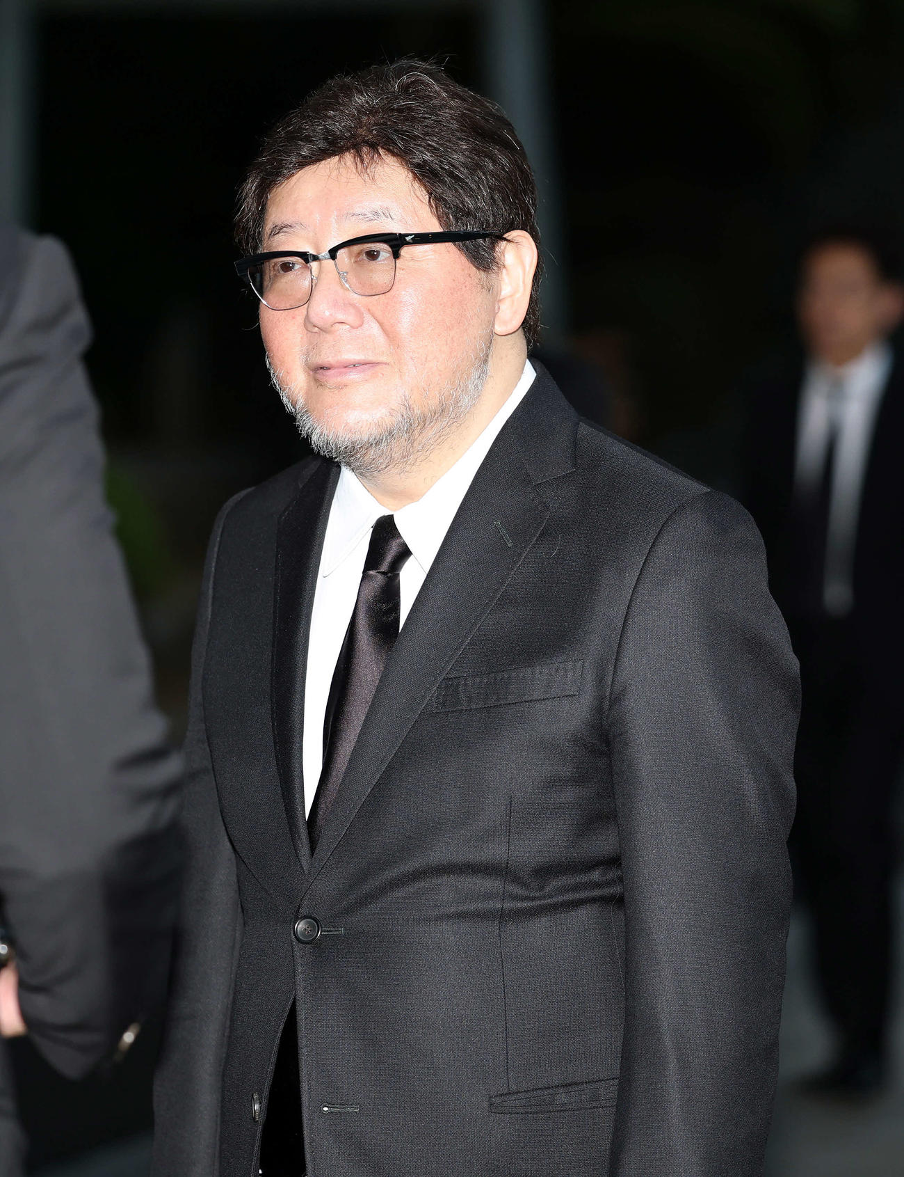 ケイダッシュ川村龍夫代表取締役会長の通夜に訪れた秋元氏（撮影・鈴木正人）