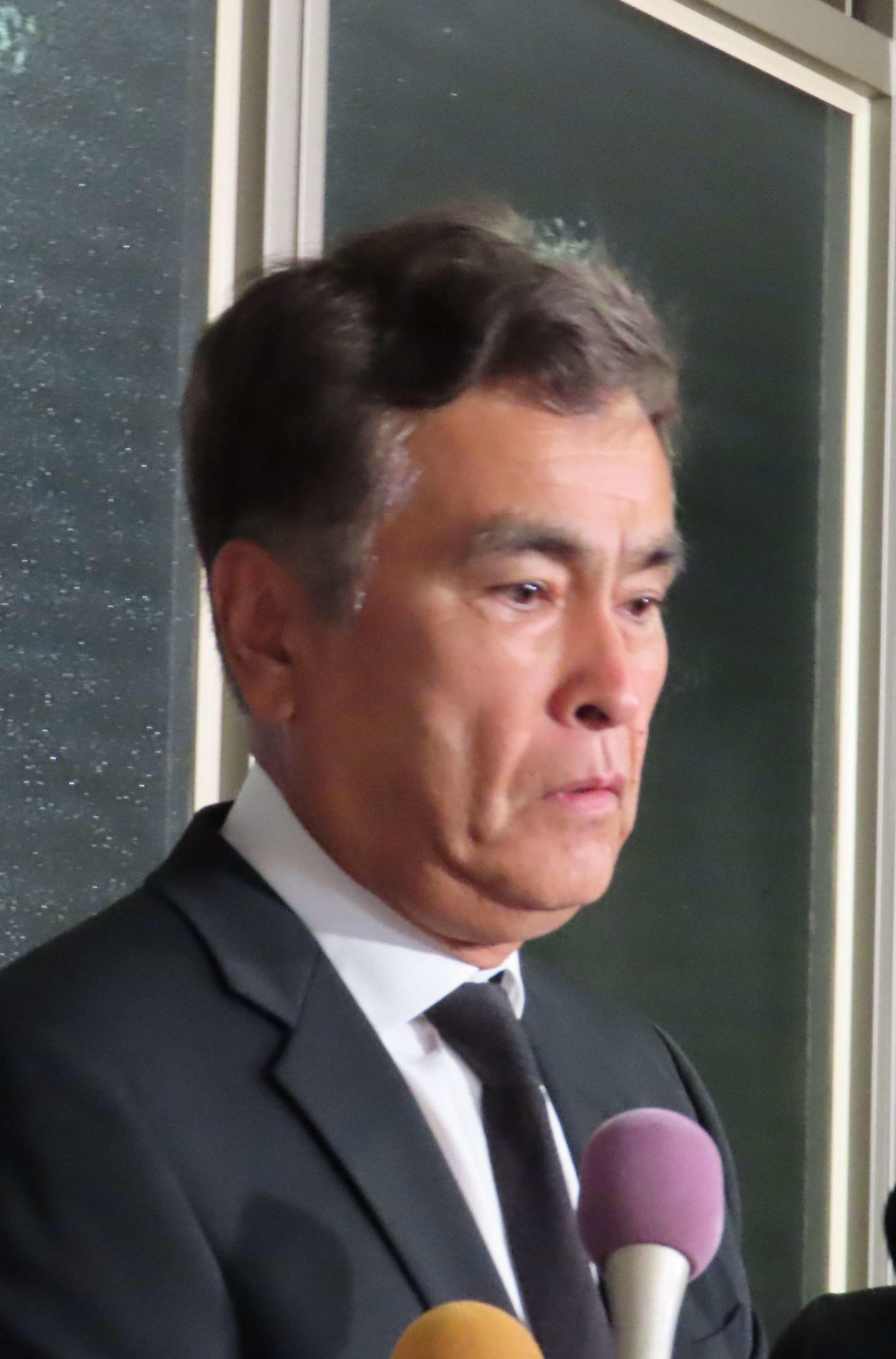 ケイダッシュ川村龍夫代表取締役会長の通夜に訪れ、取材に応じた石原良純（撮影・寺本吏輝）