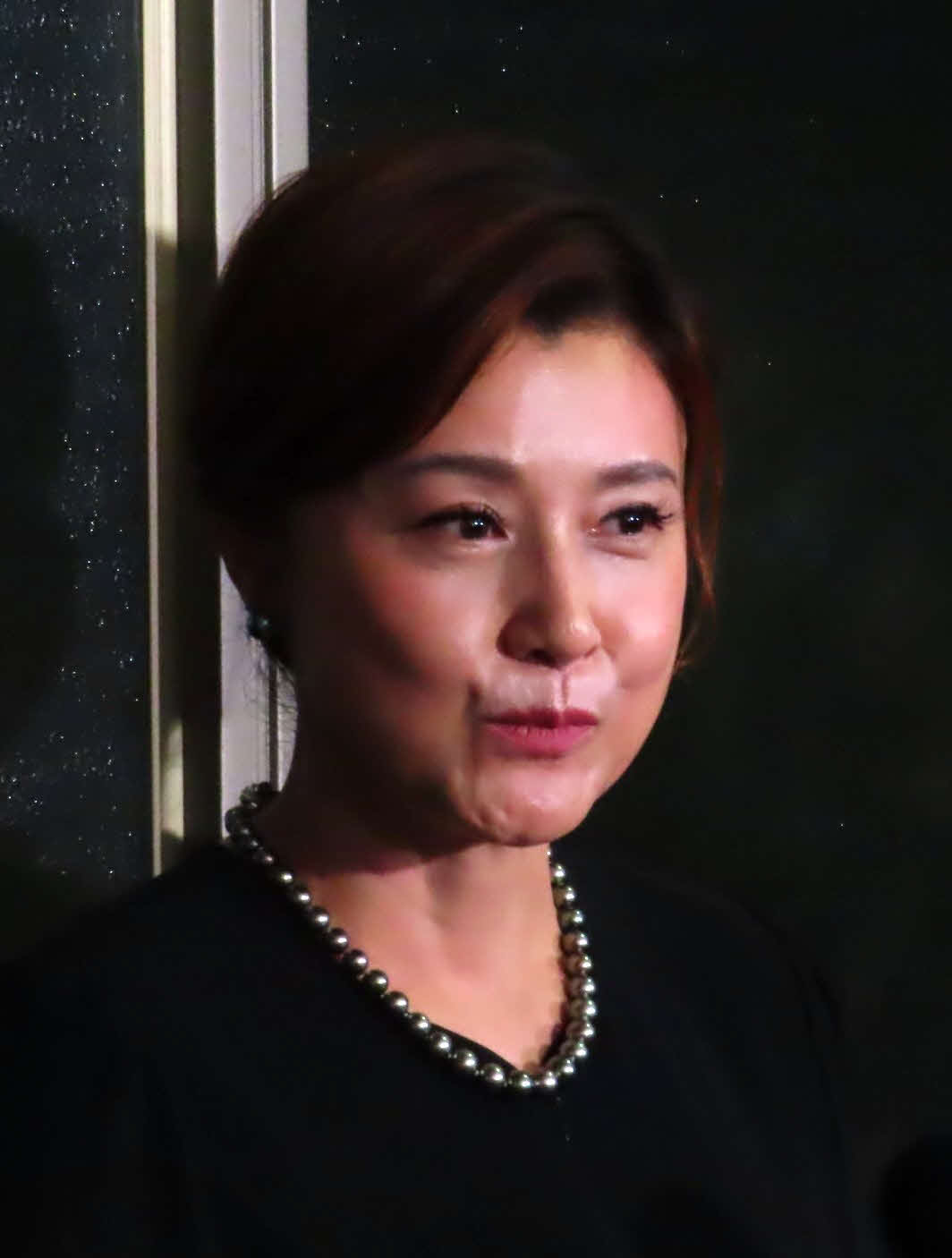 ケイダッシュ川村龍夫代表取締役会長の通夜に訪れ、取材に応じた藤原紀香（撮影・寺本吏輝）
