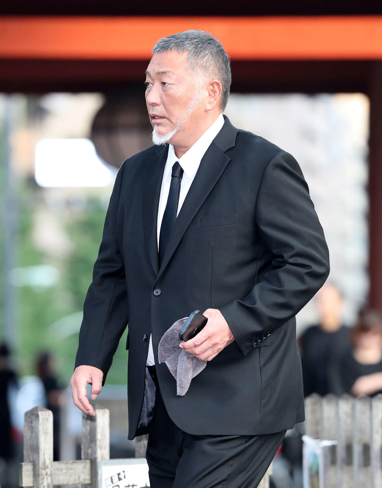 ケイダッシュ川村龍夫代表取締役会長の通夜に訪れた清原氏（撮影・鈴木正人）