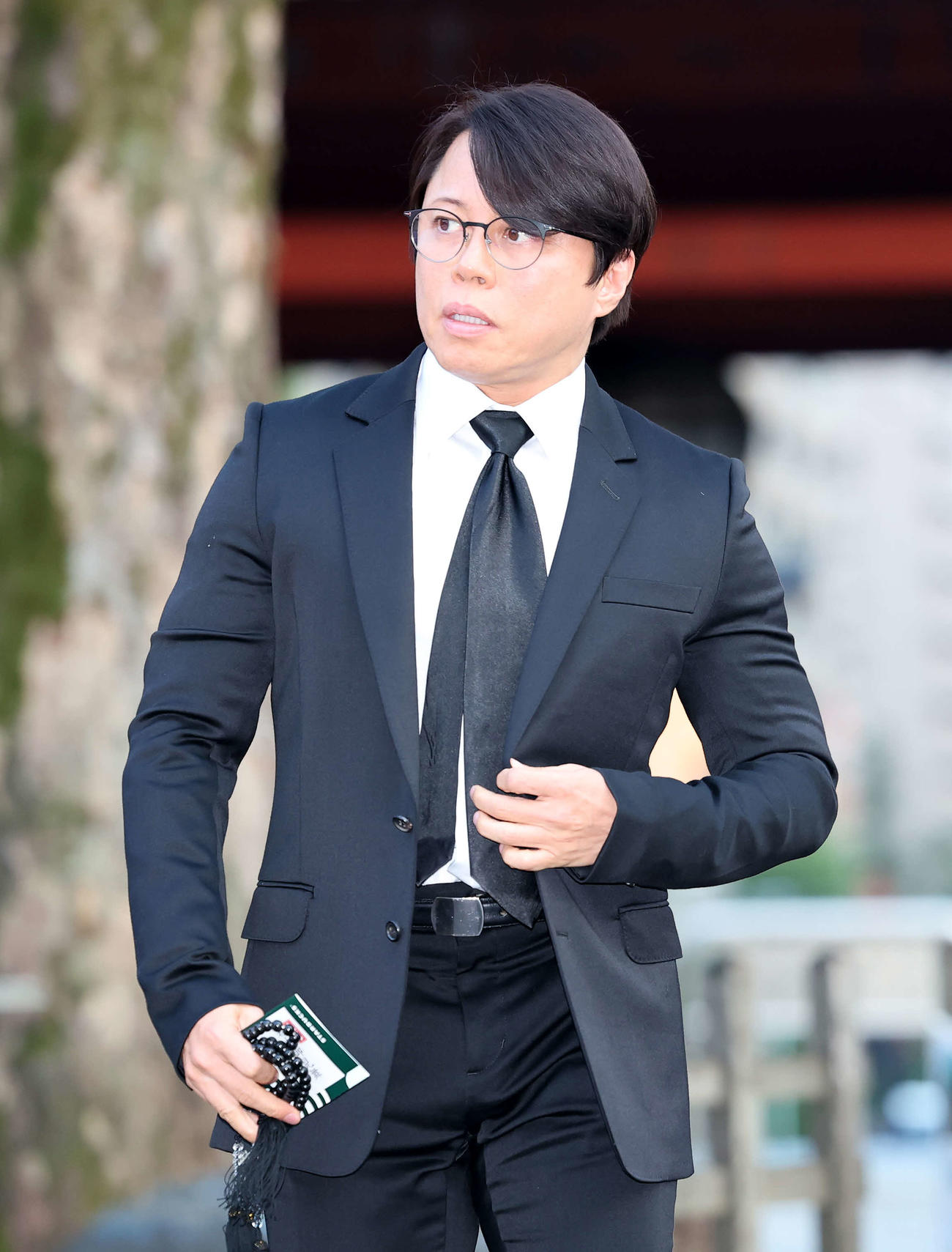 ケイダッシュ川村龍夫代表取締役会長の通夜に訪れた西川貴教（撮影・鈴木正人）
