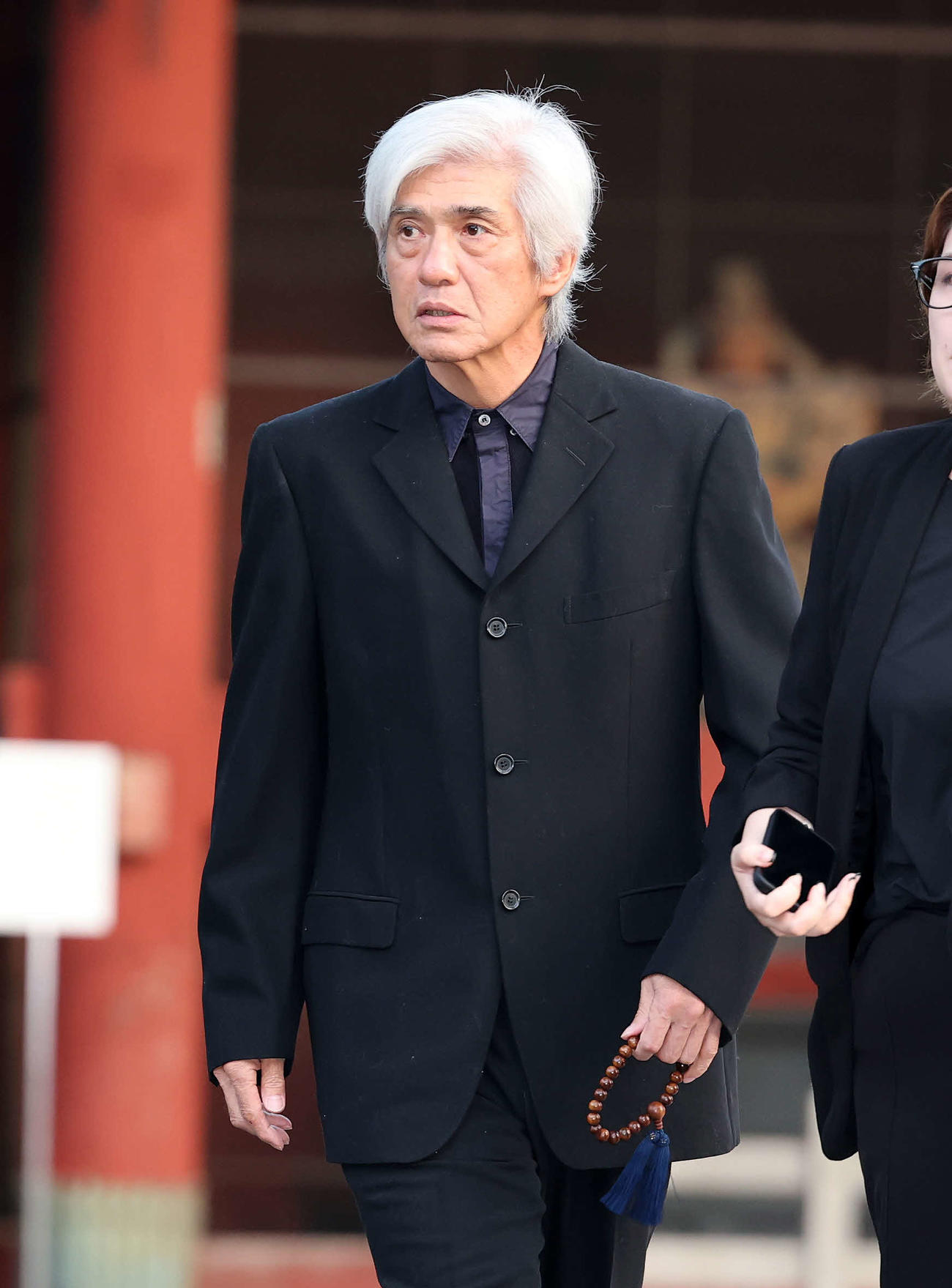 ケイダッシュ川村龍夫代表取締役会長の通夜に訪れた佐藤浩市（撮影・鈴木正人）