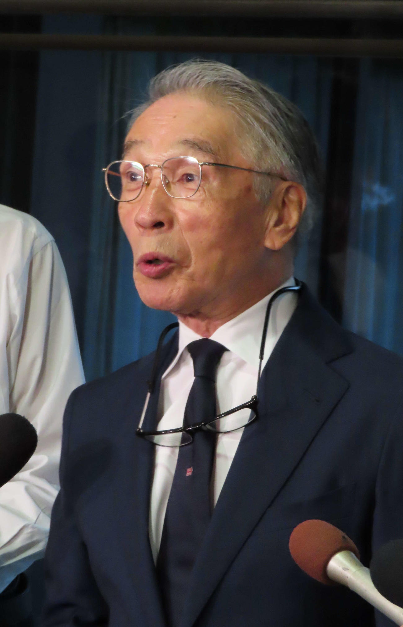 ケイダッシュ川村龍夫代表取締役会長の通夜に訪れ、取材に応じた堺正章（撮影・寺本吏輝）
