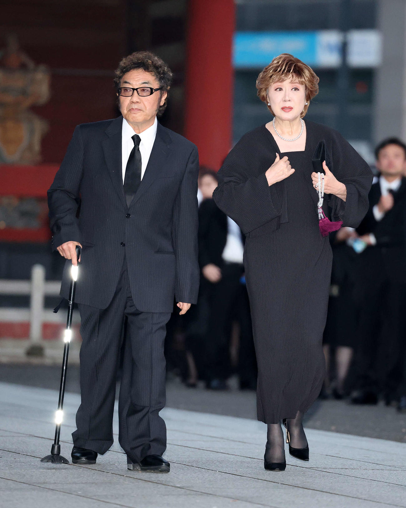 ケイダッシュ川村龍夫代表取締役会長の通夜に訪れたコロッケ（左）と小林幸子（撮影・鈴木正人）