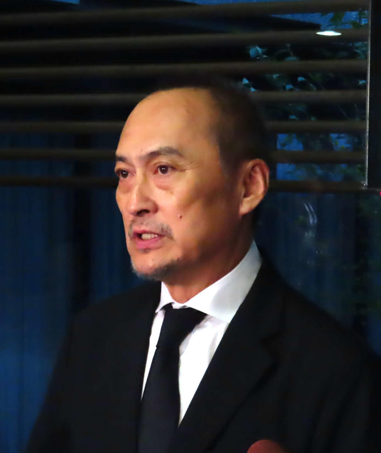 ケイダッシュ川村龍夫代表取締役会長の通夜に訪れ、取材に応じた渡辺謙（撮影・寺本吏輝）