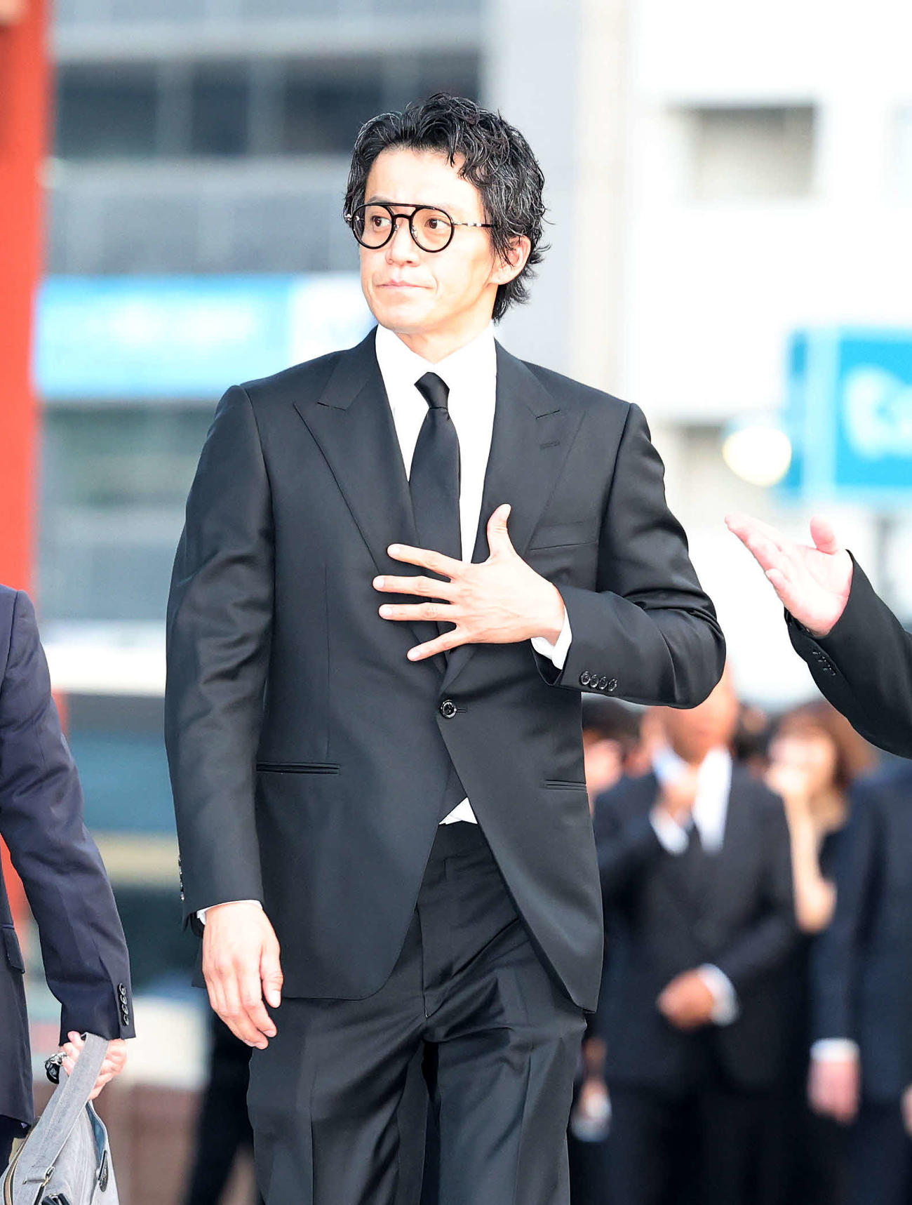 ケイダッシュ川村龍夫代表取締役会長の通夜に訪れた小栗旬（撮影・鈴木正人）