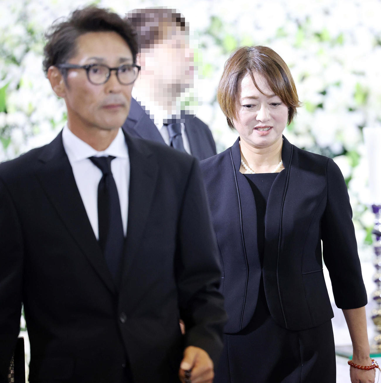 ケイダッシュ川村龍夫代表取締役会長の通夜に訪れた元木氏（左）と大神いずみ（写真は一部加工）